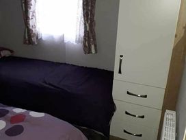 California Cliffs Holiday Park - Holiday Accommodation 17515 - Norfolk - 1186345 - thumbnail photo 12