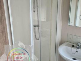 Seashells Caravan Park - Holiday Accommodation 17646 - North Wales - 1186381 - thumbnail photo 5