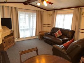 Marsh Farm Holiday Park - Holiday Accommodation 17743 - Norfolk - 1186414 - thumbnail photo 2