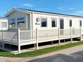 Golden Palm Resort - Holiday Accommodation 17788 - Lincolnshire - 1186429 - thumbnail photo 1