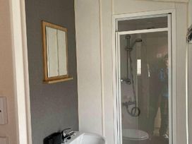 Trecco Bay - Holiday Accommodation 17829 - Somerset & Wiltshire - 1186441 - thumbnail photo 13
