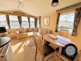 Golden Palm Resort - Holiday Accommodation 17877 - Lincolnshire - 1186457 - thumbnail photo 2