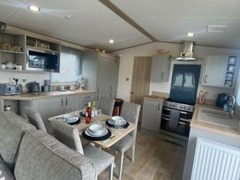 Trecco Bay - Holiday Accommodation 17919 - Somerset & Wiltshire - 1186473 - thumbnail photo 2