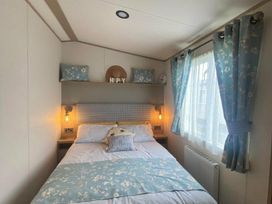 Trecco Bay - Holiday Accommodation 17919 - Somerset & Wiltshire - 1186473 - thumbnail photo 6