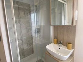Trecco Bay - Holiday Accommodation 17919 - Somerset & Wiltshire - 1186473 - thumbnail photo 11