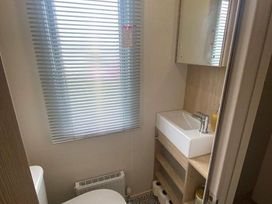 Trecco Bay - Holiday Accommodation 17919 - Somerset & Wiltshire - 1186473 - thumbnail photo 12