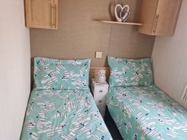 Trecco Bay - Holiday Accommodation 17995 - Somerset & Wiltshire - 1186492 - thumbnail photo 6