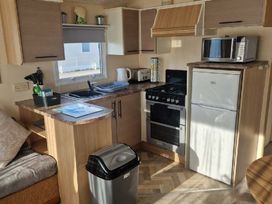 Trecco Bay - Holiday Accommodation 17995 - Somerset & Wiltshire - 1186492 - thumbnail photo 9