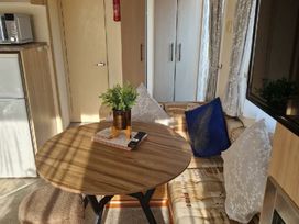 Trecco Bay - Holiday Accommodation 17995 - Somerset & Wiltshire - 1186492 - thumbnail photo 10
