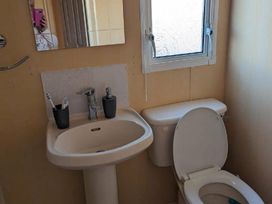 Happy Days Caravan Park - Holiday Accommodation 18016 - North Wales - 1186495 - thumbnail photo 11