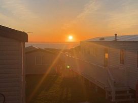 Devon Cliffs Holiday Park - Holiday Accommodation 18050 - Devon - 1186504 - thumbnail photo 7