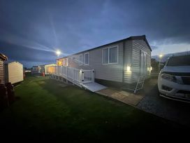 Devon Cliffs Holiday Park - Holiday Accommodation 18050 - Devon - 1186504 - thumbnail photo 19