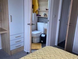 Trecco Bay - Holiday Accommodation 18089 - Somerset & Wiltshire - 1186518 - thumbnail photo 11