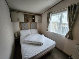 Devon Cliffs Holiday Park - Holiday Accommodation 18102 - Devon - 1186523 - thumbnail photo 7