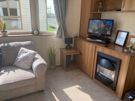 Cayton Bay Caravan Park - Holiday Accommodation 18183 - North Yorkshire (incl. Whitby) - 1186549 - thumbnail photo 2
