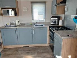 Trecco Bay - Holiday Accommodation 18338 - Somerset & Wiltshire - 1186582 - thumbnail photo 2