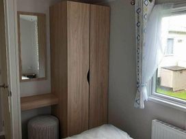 Trecco Bay - Holiday Accommodation 18338 - Somerset & Wiltshire - 1186582 - thumbnail photo 12