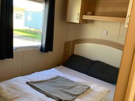A bedroom with a bed and window at Whitehouse Leisure Park - Holiday Accommodation 18340 Towyn