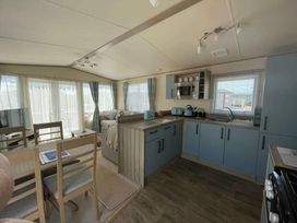 Trecco Bay - Holiday Accommodation 18399 - Somerset & Wiltshire - 1186603 - thumbnail photo 2