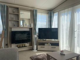 Trecco Bay - Holiday Accommodation 18399 - Somerset & Wiltshire - 1186603 - thumbnail photo 4
