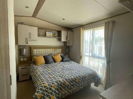 Trecco Bay - Holiday Accommodation 18399 - Somerset & Wiltshire - 1186603 - thumbnail photo 10