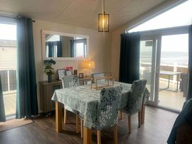 Trecco Bay - Holiday Accommodation 18462 - Somerset & Wiltshire - 1186624 - thumbnail photo 7