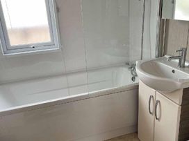 Trecco Bay - Holiday Accommodation 18462 - Somerset & Wiltshire - 1186624 - thumbnail photo 12