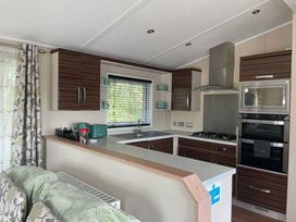 Trecco Bay - Holiday Accommodation 18463 - Somerset & Wiltshire - 1186625 - thumbnail photo 9