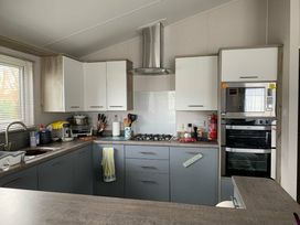 Manor Park Holiday Village - Holiday Accommodation 18468 - Norfolk - 1186628 - thumbnail photo 4