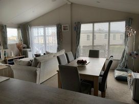 Manor Park Holiday Village - Holiday Accommodation 18468 - Norfolk - 1186628 - thumbnail photo 6
