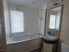 Trecco Bay - Holiday Accommodation 18674 - Somerset & Wiltshire - 1186689 - thumbnail photo 12