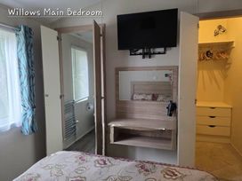 Trecco Bay - Holiday Accommodation 18674 - Somerset & Wiltshire - 1186689 - thumbnail photo 16