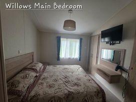 Trecco Bay - Holiday Accommodation 18674 - Somerset & Wiltshire - 1186689 - thumbnail photo 17