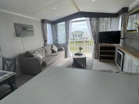 Trecco Bay - Holiday Accommodation 18679 - Somerset & Wiltshire - 1186691 - thumbnail photo 4