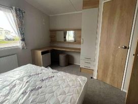 Trecco Bay - Holiday Accommodation 18679 - Somerset & Wiltshire - 1186691 - thumbnail photo 8