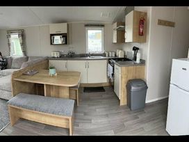 Trecco Bay - Holiday Accommodation 18861 - Somerset & Wiltshire - 1186751 - thumbnail photo 2