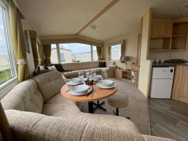 Manor Park Holiday Village - Holiday Accommodation 18900 - Norfolk - 1186764 - thumbnail photo 5
