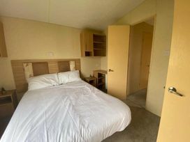 Manor Park Holiday Village - Holiday Accommodation 18900 - Norfolk - 1186764 - thumbnail photo 7