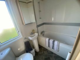 Trecco Bay - Holiday Accommodation 18969 - Somerset & Wiltshire - 1186792 - thumbnail photo 19