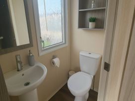 A bathroom with a sink and toilet at Whitehouse Leisure Park - Holiday Accommodation 19057, Towyn, Abergele