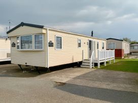 A mobile home with steps and a ramp at Golden Gate Holiday Centre - Holiday Accommodation 19058 Towyn
