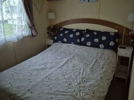 California Cliffs Holiday Park - Holiday Accommodation 19076 - Norfolk - 1186828 - thumbnail photo 6