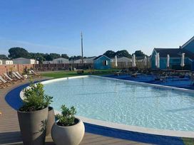 Hayling Island Holiday Park - Meadow Bay Villages - Holiday Accommodation 19247 - Hampshire - 1186901 - thumbnail photo 12
