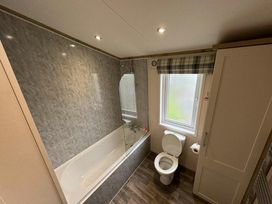 Lilac Blossom Meadow - Holiday Accommodation 19300 - Lincolnshire - 1186927 - thumbnail photo 13