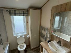 Lilac Blossom Meadow - Holiday Accommodation 19300 - Lincolnshire - 1186927 - thumbnail photo 15