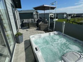 Lilac Blossom Meadow - Holiday Accommodation 19300 - Lincolnshire - 1186927 - thumbnail photo 16