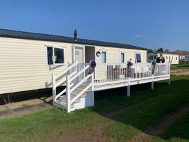 Manor Park Holiday Village - Holiday Accommodation 19353 - Norfolk - 1186942 - thumbnail photo 1