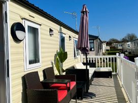 Manor Park Holiday Village - Holiday Accommodation 19353 - Norfolk - 1186942 - thumbnail photo 2
