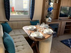 Manor Park Holiday Village - Holiday Accommodation 19353 - Norfolk - 1186942 - thumbnail photo 7