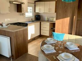 Manor Park Holiday Village - Holiday Accommodation 19353 - Norfolk - 1186942 - thumbnail photo 9